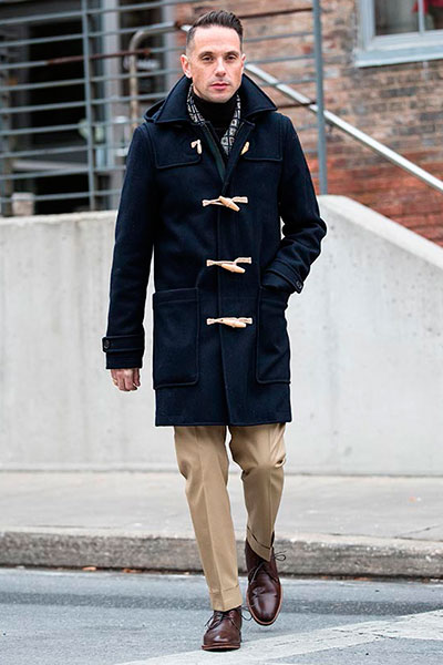 Il dufflecoat da uomo di color blu scuro