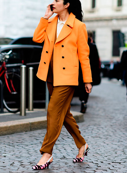 Look con Pea coat femminile e scarpe a tacco Pea coat femminile e scarpe a tacco