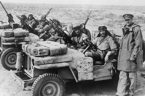 Sulla destra David Stirling durante una spedizione in Nord Africa Il colonnello David Stirling vestito di dufflecoat