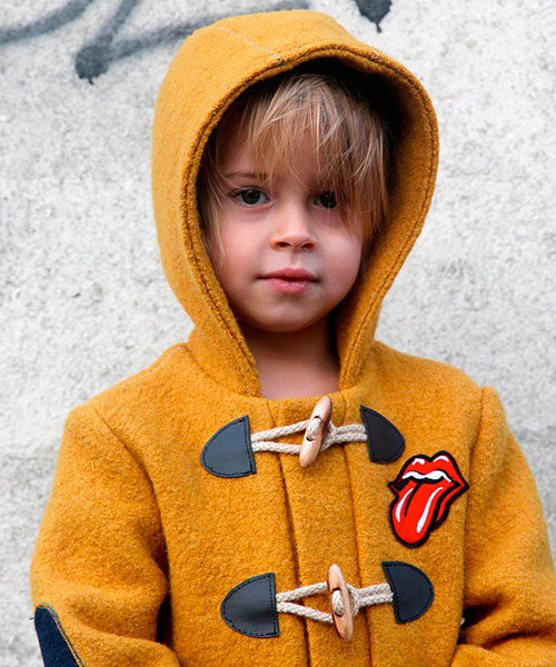 Il dufflecoat giallo da bambino con le applicazioni Il dufflecoat da bambino con le applicazioni