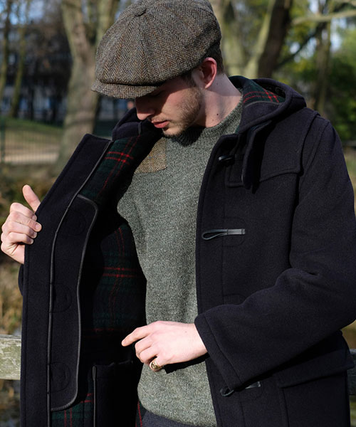 Berretto di tweed e dufflecoat