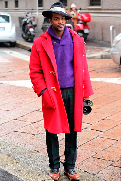L`immagine con dufflecoat maschile e i Brogue I dufflecoat da uomo e le scarpe