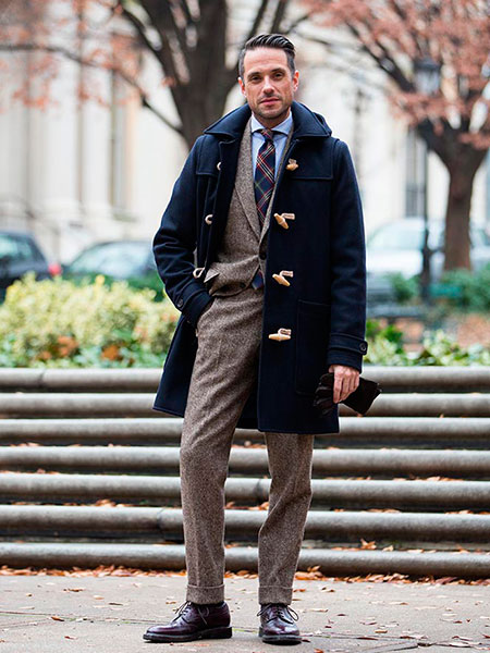 Il dufflecoat nello stile inglese con il costume in tweed