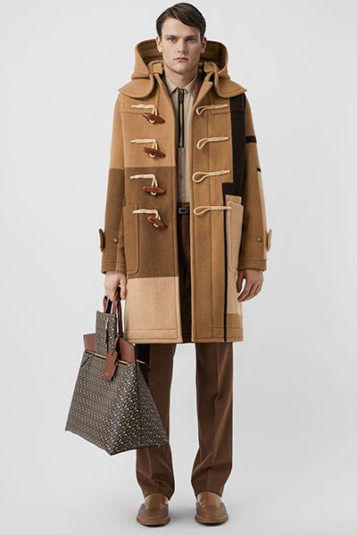 L'immagine con un dufflecoat da uomo e una grande borsa La borsa da uomo ed il dufflecoat