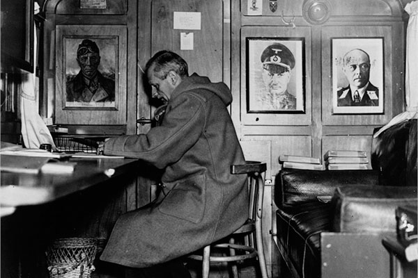 Feldmaresciallo Bernard Lowe Montgomery indossato in dufflecoat Bernard Lowe Montgomery indossato in dufflecoat