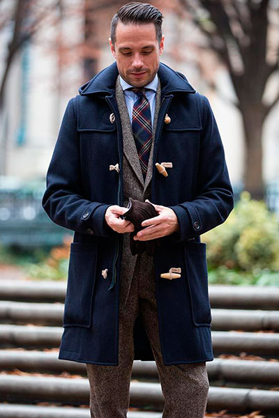 Il dufflecoat con il costume di tweed