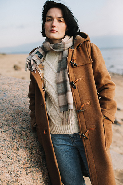 Il dufflecoat da donna e la sciarpa