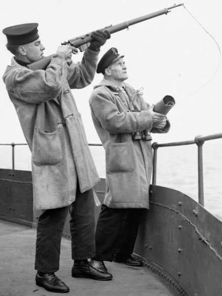 Un marinaio e un ufficiale della marina britannica vestito di dufflecoat Un marinaio e un ufficiale vestito di dufflecoat