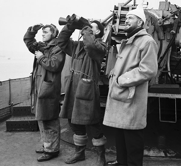 I marinai della flotta navale Reale in dufflecoat I militari britannici in dufflecoat