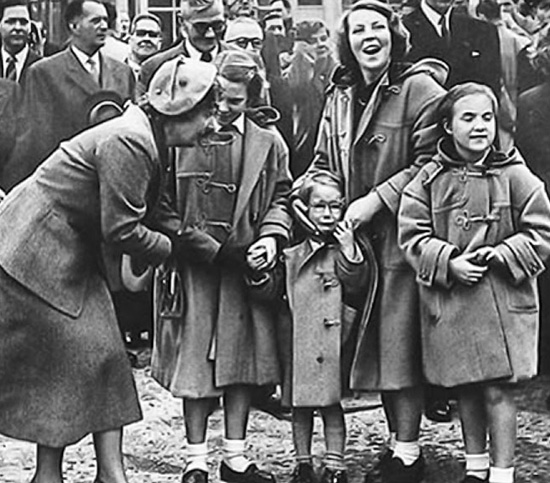 Le donne ed i bambini vestiti di dufflecoat I dufflecoat dopo la guerra
