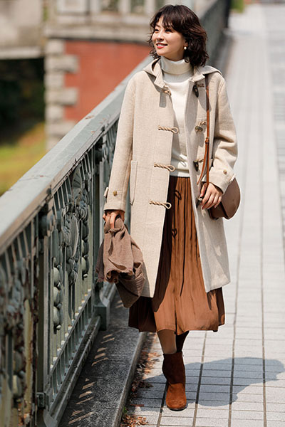 L`immagine classico con il dufflecoat da donna Il dufflecoat da donna e lo stile classico