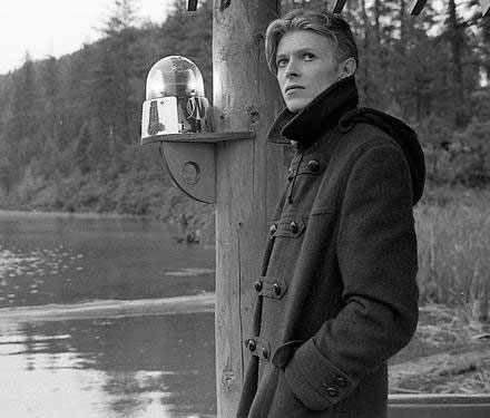 David Bowie vestito da dufflecoat nel film David Bowie vestito da dufflecoat